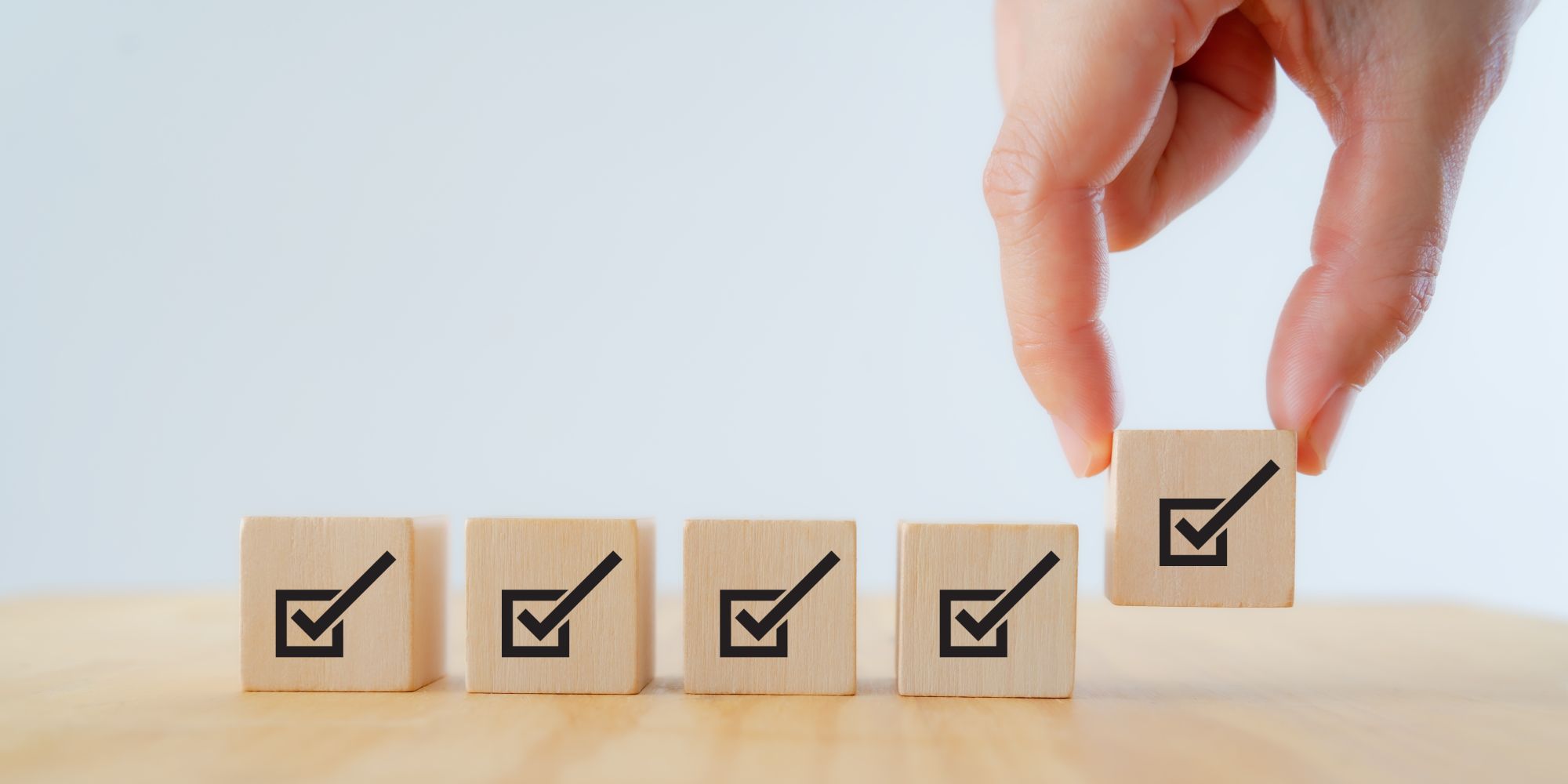 Holzwürfel mit abgehakten Kästchen darauf