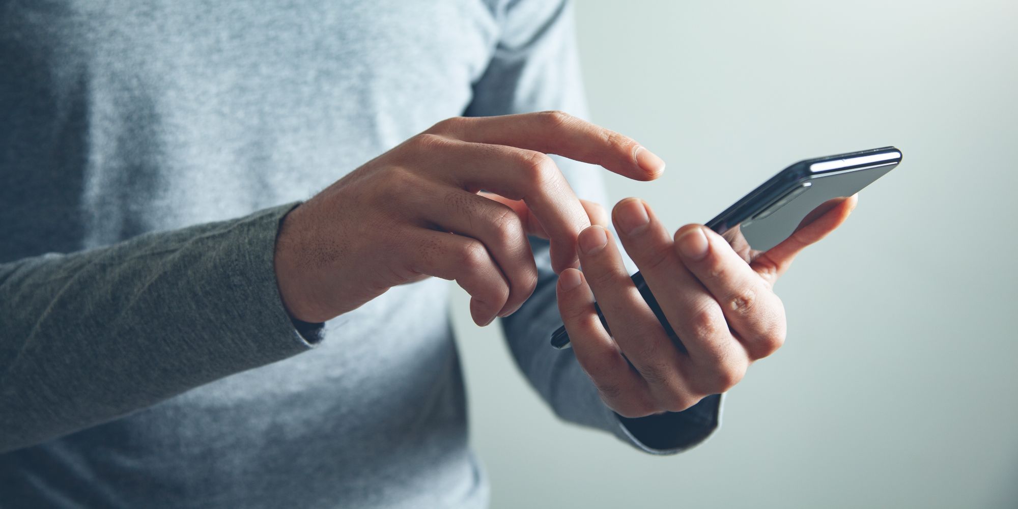 Hände am Smartphone